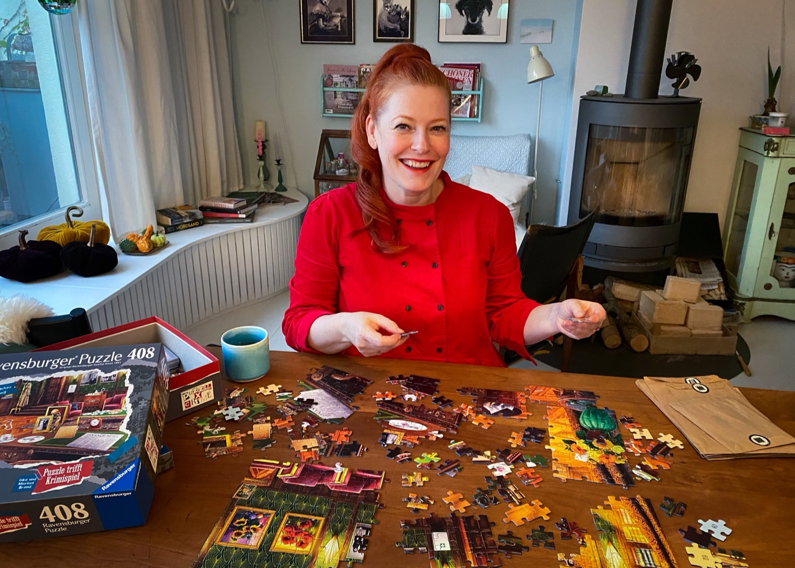 Creatorin puzzelt lachend an einem Ravensburger-Puzzle mit 408 Teilen an einem Wohnzimmertisch